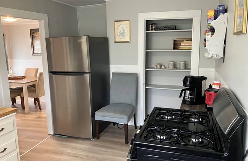 Dover Apartment | 2-Bedroom Apt Near UNH, Portsmouth! - Parking, Full Kitchen, Free Wine!