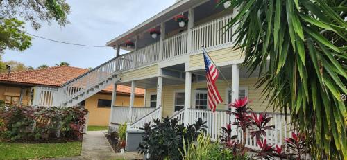 Downtown Dunedin Apartment | 2 Bedroom Apt Overlooking Dunedin Town Square NO KIDS, NO PETS