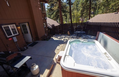 Estes Park Ski Chalet | 2 bedroom Chalet with Private enclosed Patio featuring a personal hot tub