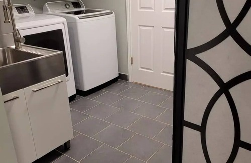 Abbotsford House | 2 Bedroom Cheery Historic Downtown Oasis (sleeps 8)