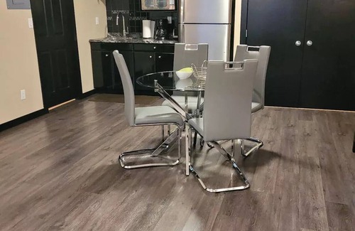 Abbotsford House | 2 Bedroom Cheery Historic Downtown Oasis (sleeps 8)