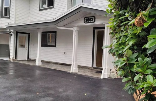 Abbotsford House | 2 Bedroom Cheery Historic Downtown Oasis (sleeps 8)