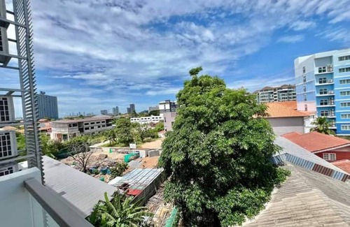 Jomtien Condo | 2-bedroom condo in delightful Muang Pattaya with AC, WiFi, fitness room