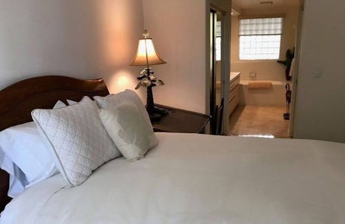 Airport Area Condo | 2 Bedroom Condo L-592434 by Houzlet