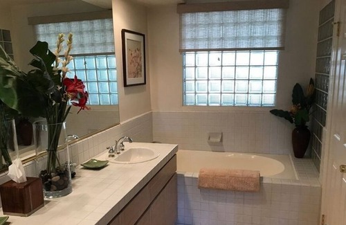 Airport Area Condo | 2 Bedroom Condo L-592434 by Houzlet