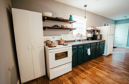 Rogers Cottage | 2 Bedroom Cottage - Boat/Trailer friendly