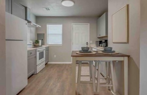 Edmond House | 2-Bedroom Cottage w/KING bed