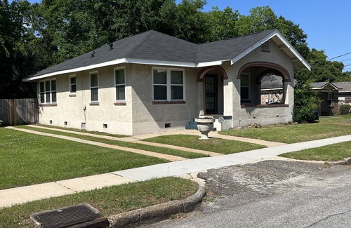 Riverfront Industrial Area House | 2 Bedroom Cottage-walking distance to downtown