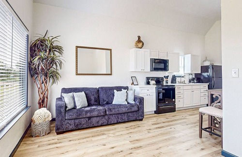 Barrett House | 2-bedroom cozy guest home with patio and shared pool and views