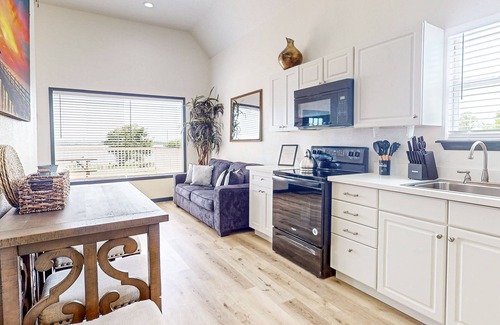 Barrett House | 2-bedroom cozy guest home with patio and shared pool and views