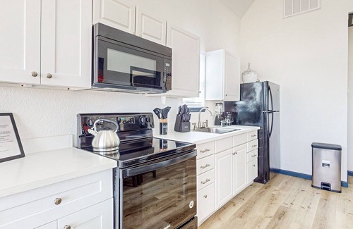 Barrett House | 2-bedroom cozy guest home with patio and shared pool and views