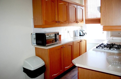 Southend-on-Sea Apartment | 2 Bedroom Flat with B/fast & Parking, near Theatrenn