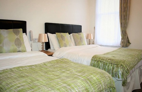 Westcliff-on-Sea House | 2 Bedroom Flat with B/fast & Parking, near Theatrenn