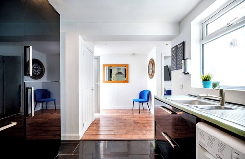 Thamesfield Apartment | 2 bedroom flat in Putney by the river