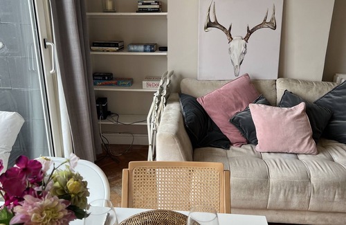 Twickenham Riverside Apartment | 2 BEDROOM FLAT IN RICHMOND SLEEPS 4 now being refurbished