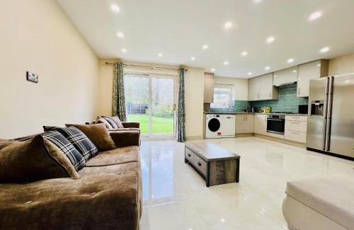 Uxbridge South Apartment | 2 Bedroom Flat or Appartment near Heathrow with Garden