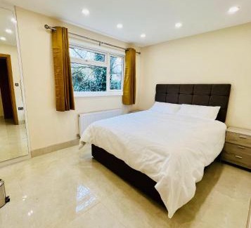 Uxbridge South Apartment | 2 Bedroom Flat or Appartment near Heathrow with Garden