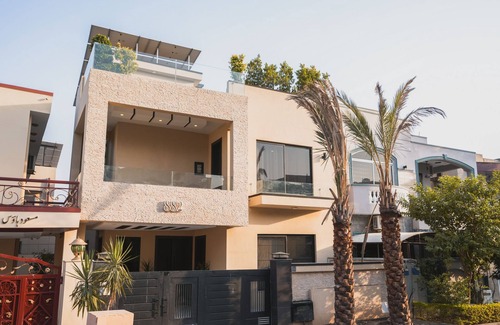 Rawalpindi House | 2 Bedroom Ground Unit w/Home Office by Homrise