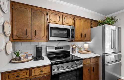 Augusta Apartment | 2 bedroom home with 2 bathrooms and fully fenced backyard. The sleeping arrangements are 1 king and 1 queen and a futon located in the living room.