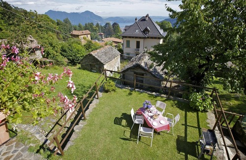 Comero House | 2-bedroom house with pool, beautiful outdoor area and wonderful lake view