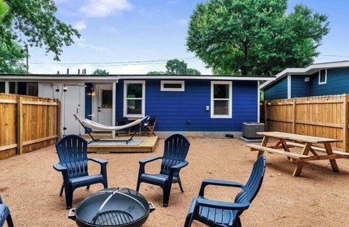 East MLK Cabin | 2-bedroom lodge in lovely Austin with WiFi, AC