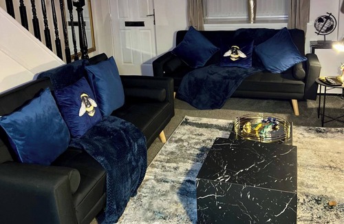 Farnworth House | 2 bedroom luxurious cosy house in Manchester