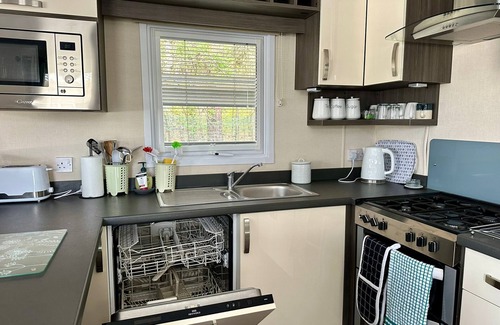 Ringwood House | 2 Bedroom Luxury Caravan on Family Park and short drive to Bournemouth Beach