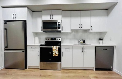 Sage Hill House | 2 Bedroom Modern Comfort Calgary