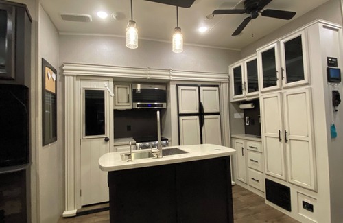 El Jobean House | 2-bedroom RV near Boca Grand with WiFi, fitness room and pool