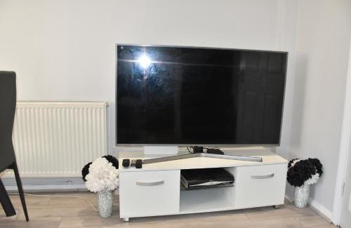 Luton Apartment | 2 Bedroom semi-detached house Luton
