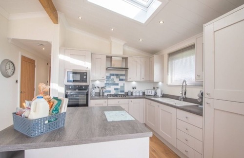 Lochwinnoch Cabin | 2 Bedroom Sleeps 4 Lodge-Smart Tv-Hot tub-Dogs Ok