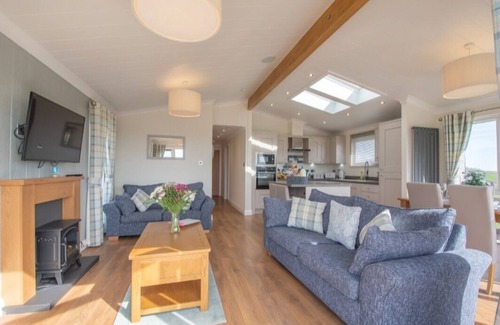 Lochwinnoch Cabin | 2 Bedroom Sleeps 4 Lodge-Smart Tv-Hot tub-Dogs Ok
