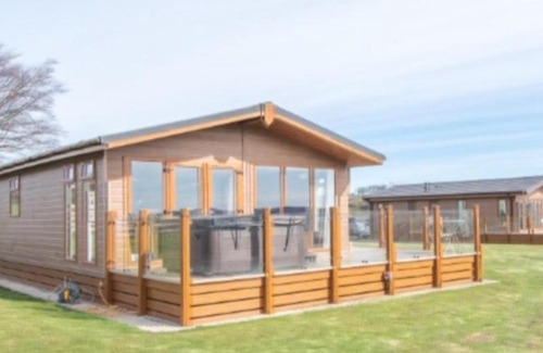 Lochwinnoch House | 2 Bedroom Sleeps 4 Lodge-Smart Tv-Hot tub-Dogs Ok