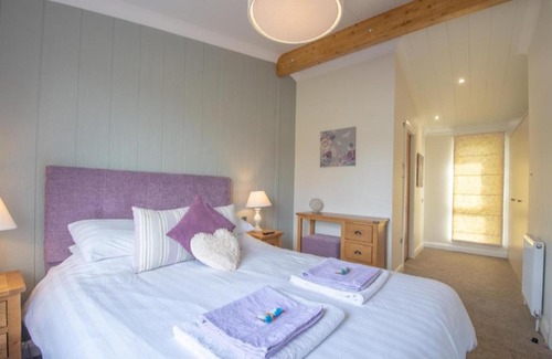 Lochwinnoch House | 2 Bedroom Sleeps 4 Lodge-Smart Tv-Hot tub-Dogs Ok