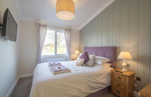 Lochwinnoch House | 2 Bedroom Sleeps 4 Lodge-Smart Tv-Hot tub-Dogs Ok
