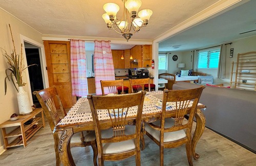 Hilo House | 2 bedroom spacious house (upstairs unit) in the heart of Hilo town