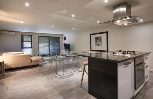 Greater Johannesburg Metropolitan Area Apartment | 2 Bedroom Standard Apartment (common garden)
