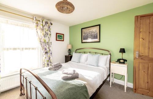 Titchfield House | 2-Bedroom Stylish, Cosy & Bright Cottage, Pet Friendly, Sleeps 5, Titchfield Village - by Blue Puffin Stays