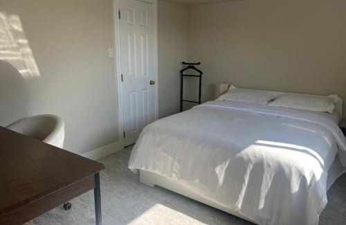 Victoria West House | 2 bedroom suint water front