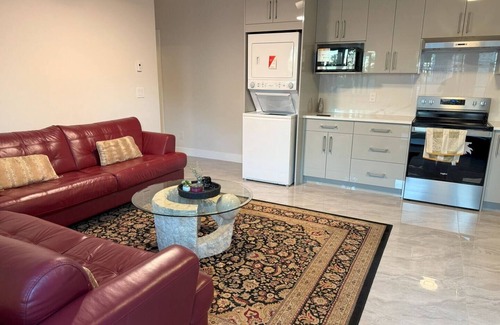 Delta House | 2 Bedroom Suite 20 minutes from YVR Airport & Tsawwassen Ferry Terminal