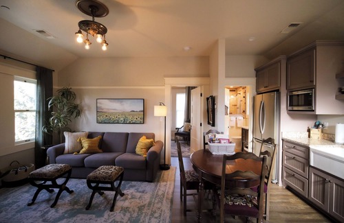 Siskiyou-Hargadine Historic District Apartment | 2 Bedroom Suite | Hot Tub | Downtown Ashland | For Fee Tesla Station