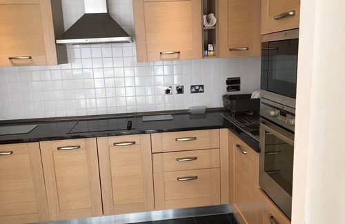 Woolwich Riverside Apartment | 2 bedroom Thames riverside apartment with free wifi.