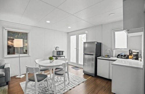 Hollywood House | 2 Bedroom Tiny Farm Home Next to Shul, near Seminole Hard Rock Hotel & Casino! by RedAwning