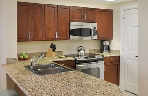 Central Beach Villa | 2-bedroom villa in Fort Lauderdale WiFi, AC, Living Room, Dining Room, Kitchen.