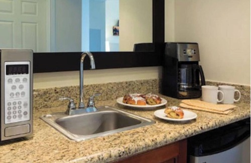 Central Beach Villa | 2-bedroom villa in Fort Lauderdale WiFi, AC, Living Room, Dining Room, Kitchen.