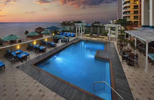 Central Beach Villa | 2-bedroom villa in Fort Lauderdale WiFi, AC, Living Room, Dining Room, Kitchen.
