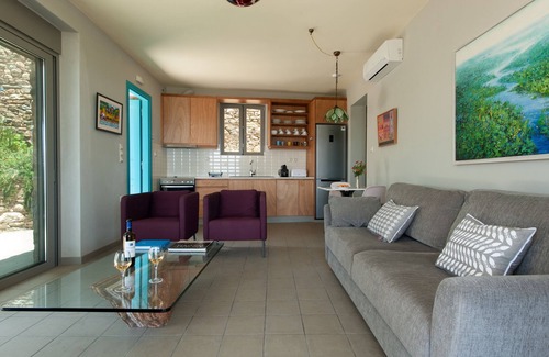 Grambia Villa | 2-Bedroom Villa with Panoramic View of Sea & Mountains.