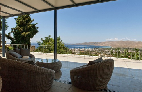 Grambia Villa | 2-Bedroom Villa with Panoramic View of Sea & Mountains.