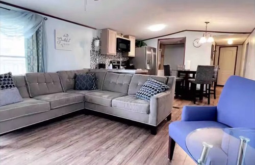 Bacliff House | 2 bedrooms, 3 beds, 2 bathrooms cozy house by the bay.