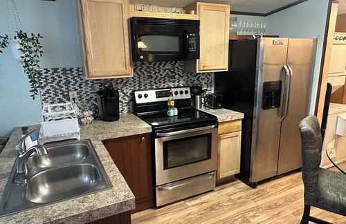 Bacliff House | 2 bedrooms, 3 beds, 2 bathrooms cozy house by the bay.